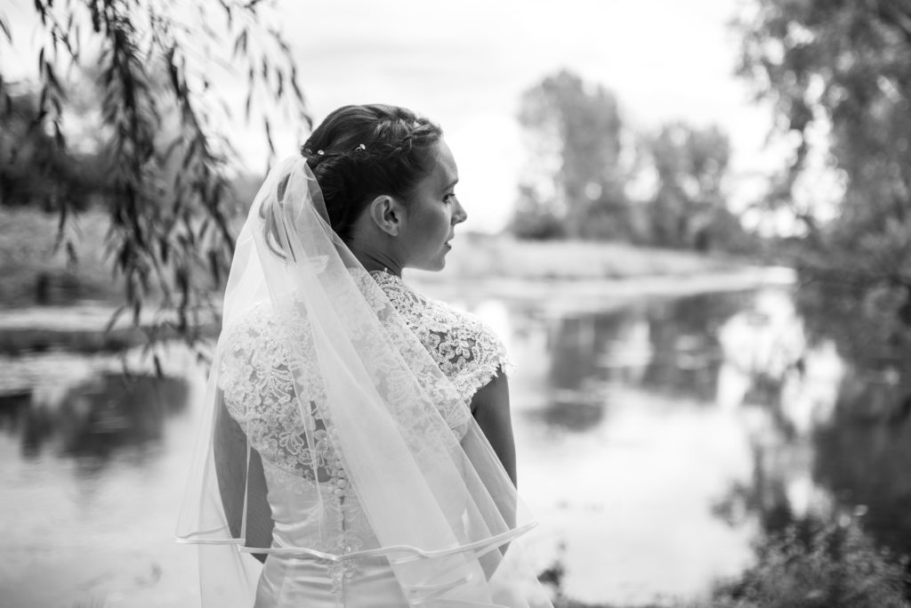 Hochzeitsfotografie - Braut am See